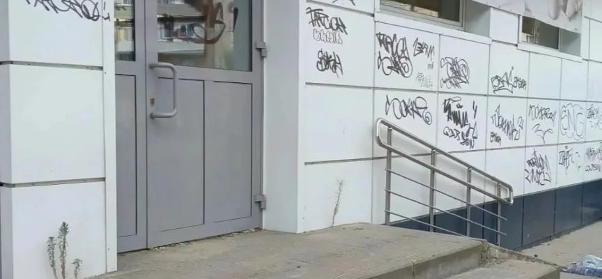 Стены входной группы с надписями: дверь, панели, ограждение